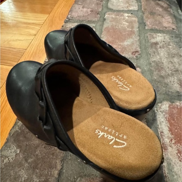 Clarks Black Leather Clogs with Tan Sole - Picture 5 of 7